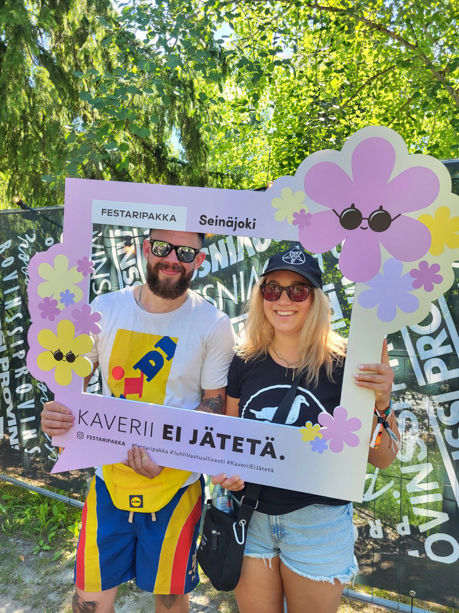 ”Sen Provinssin me olimme kuin paita ja peppu, ja meistä tuli pari.” Aleksi Vainio ja Satu Timonen festarikuvassa. Kaverii ei jätetty.