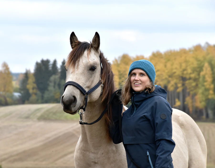 ”Olemme kollektiivisesti uuden edessä kehittäessämme uusia tapoja toimia hevosten kanssa”, toteaa Verna Vilppula.