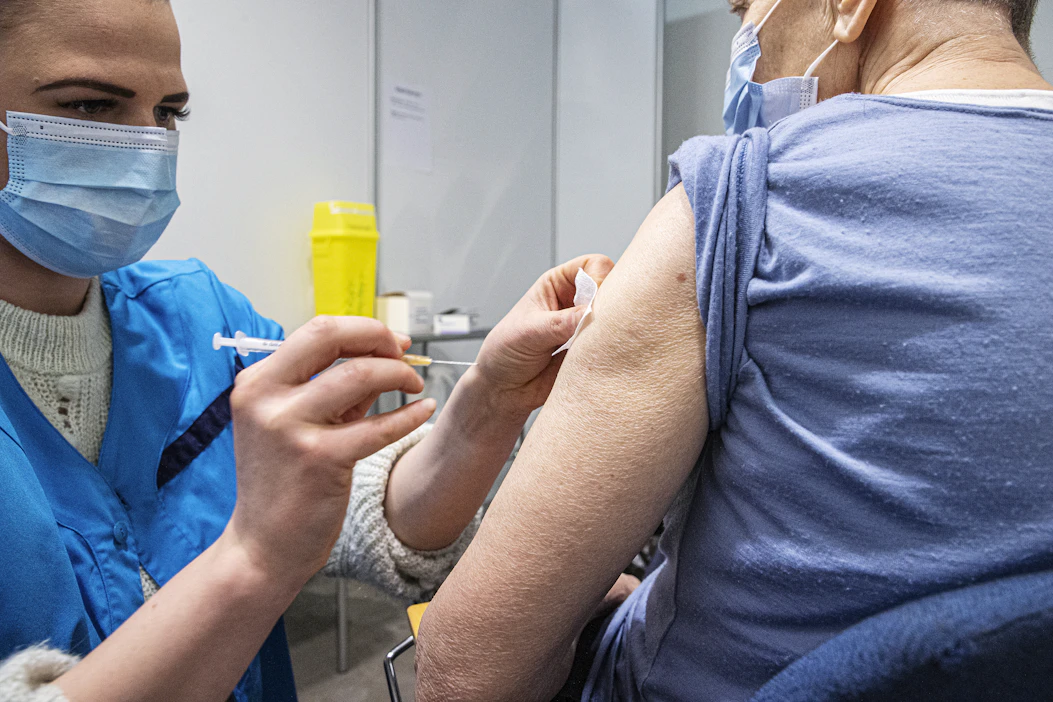 Neljänsiä rokotteita suositellaan tällä hetkellä yli 60-vuotiaille ja joillekin riskiryhmille, mutta ei esimerkiksi sairaanhoitajille. Kuvassa rokotetta annetaan Helsingin Messukeskuksessa.