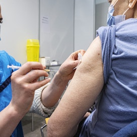 Neljänsiä rokotteita suositellaan tällä hetkellä yli 60-vuotiaille ja joillekin riskiryhmille, mutta ei esimerkiksi sairaanhoitajille. Kuvassa rokotetta annetaan Helsingin Messukeskuksessa.