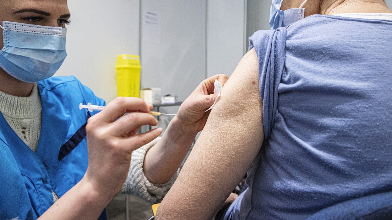 Neljänsiä rokotteita suositellaan tällä hetkellä yli 60-vuotiaille ja joillekin riskiryhmille, mutta ei esimerkiksi sairaanhoitajille. Kuvassa rokotetta annetaan Helsingin Messukeskuksessa.