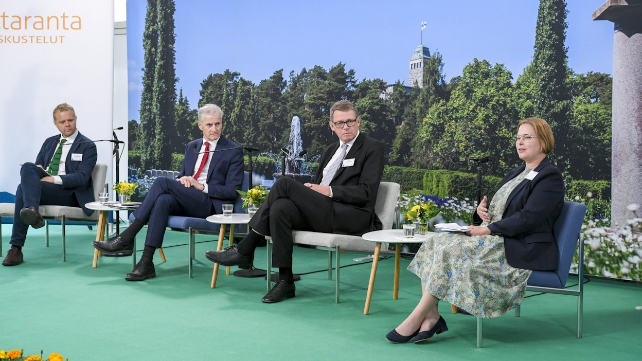 Ruotsin ulkopoliittisen instituutin ohjelmajohtaja Björn Fägersten (vas.), Norjan pääministeri Jonas Gahr Störe, eduskunnan puhemies Matti Vanhanen ja Ulkopoliittisen instituutin ohjelmajohtaja Katja Creutz Kultaranta-keskusteluiden paneelissa Naantalissa. LEHTIKUVA / Markku Ulander.