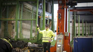 VR:n tytäryhtiö VR FleetCare valmistaa, saneeraa ja kunnossapitää Pieksämäen konepajalla muun muassa 24 tonnin kantavuuden omaavaa SNPS-raakapuuvaunua, kertoo tavaravaunupalvelun yksikönpäällikkö Tuomas Siikaniva.