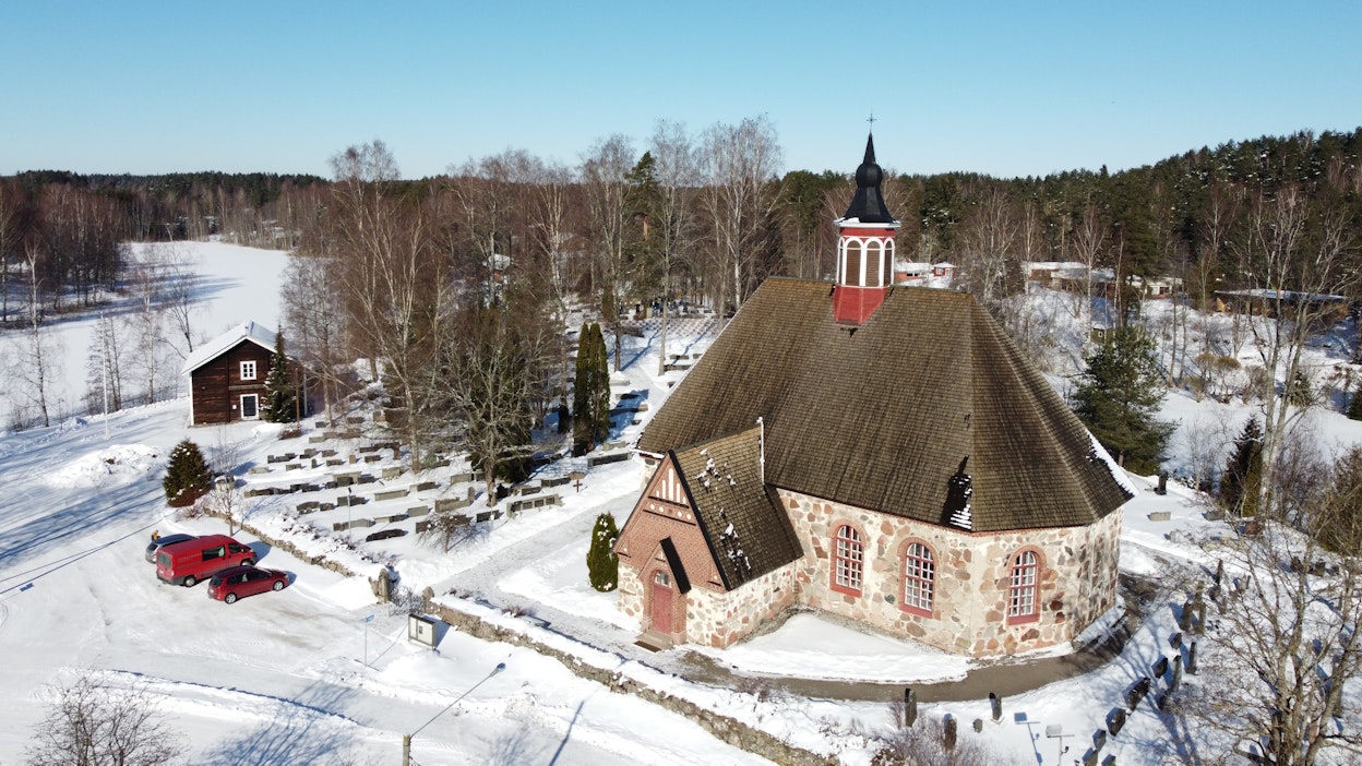 Kirkkoja on myös kylissä. Kuvan kirkko ei liity kirjoitukseen.