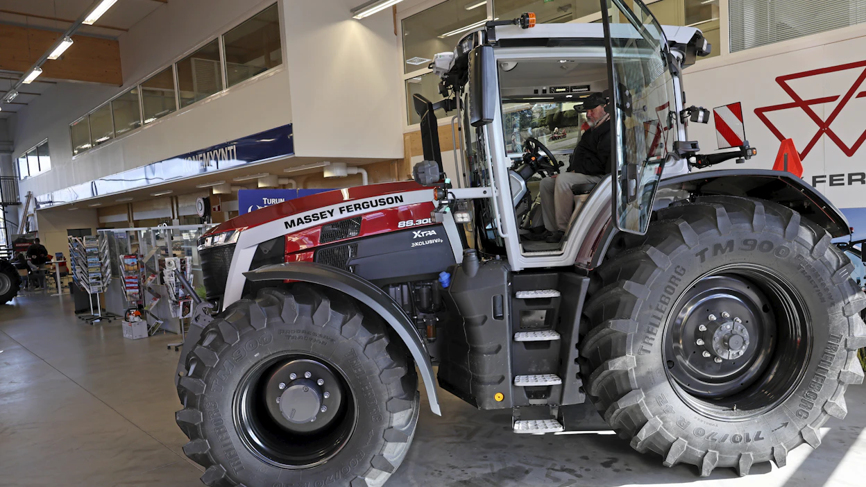 Massey Fergusonin 8S.305 Turun Konekeskuksen myyntipisteessä edustaa nykyistä MF-uutuusmallistoa.