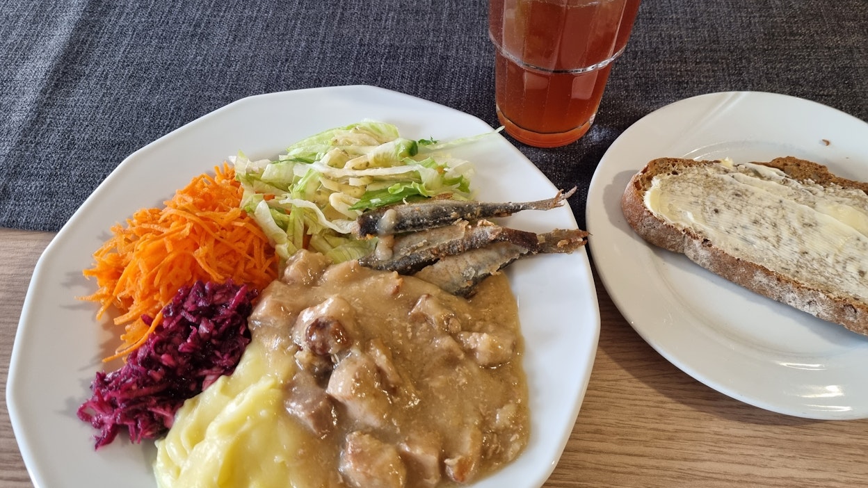 Nurmeslaisen Hyvärilän lounaassa on paljon paikallisia elementtejä. 
