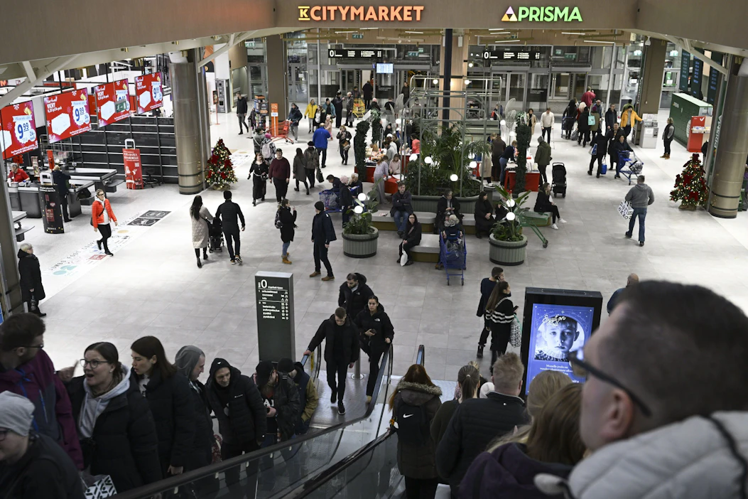Kuluttajat ovat edelleen varovaisia, vaikka ostovoima on alkanut parantua ja korot ovat laskeneet. LEHTIKUVA / Emmi Korhonen.