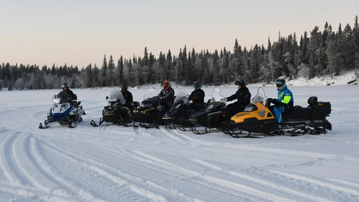 Moottorikelkkavertailussa mukana olivat seuraavat kelkat: Arctic Cat Bearcat 570 XT, Ski-Doo Skandic WT 550, Stels S600 Viking, Stels V800 Viking ja Yamaha Viking VK 540 IV. Lisäksi mukana oli verrokkikelkkana Lynx Ranger 69 Army 800 Limited.