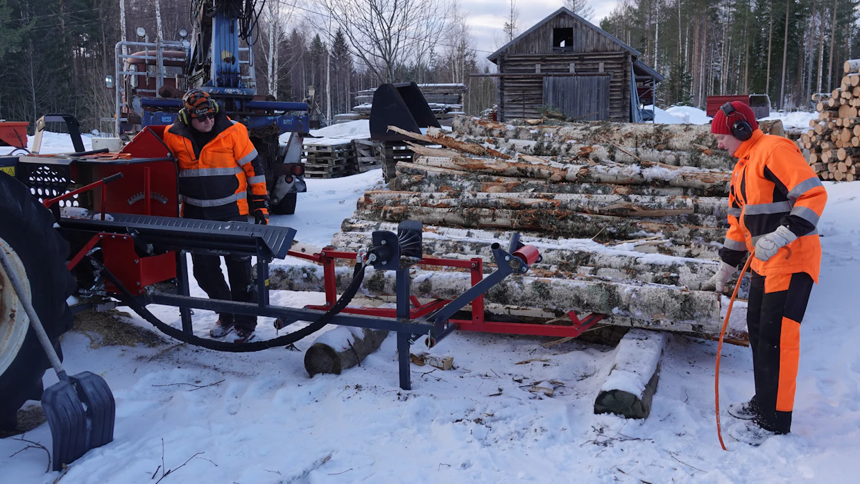 Airolat suunnittelivat ja pohjustivat lanssin siten, että puiden tuonti onnistuu ongelmitta täysmittaisella puutavarayhdistelmällä kaikkina vuodenaikoina.