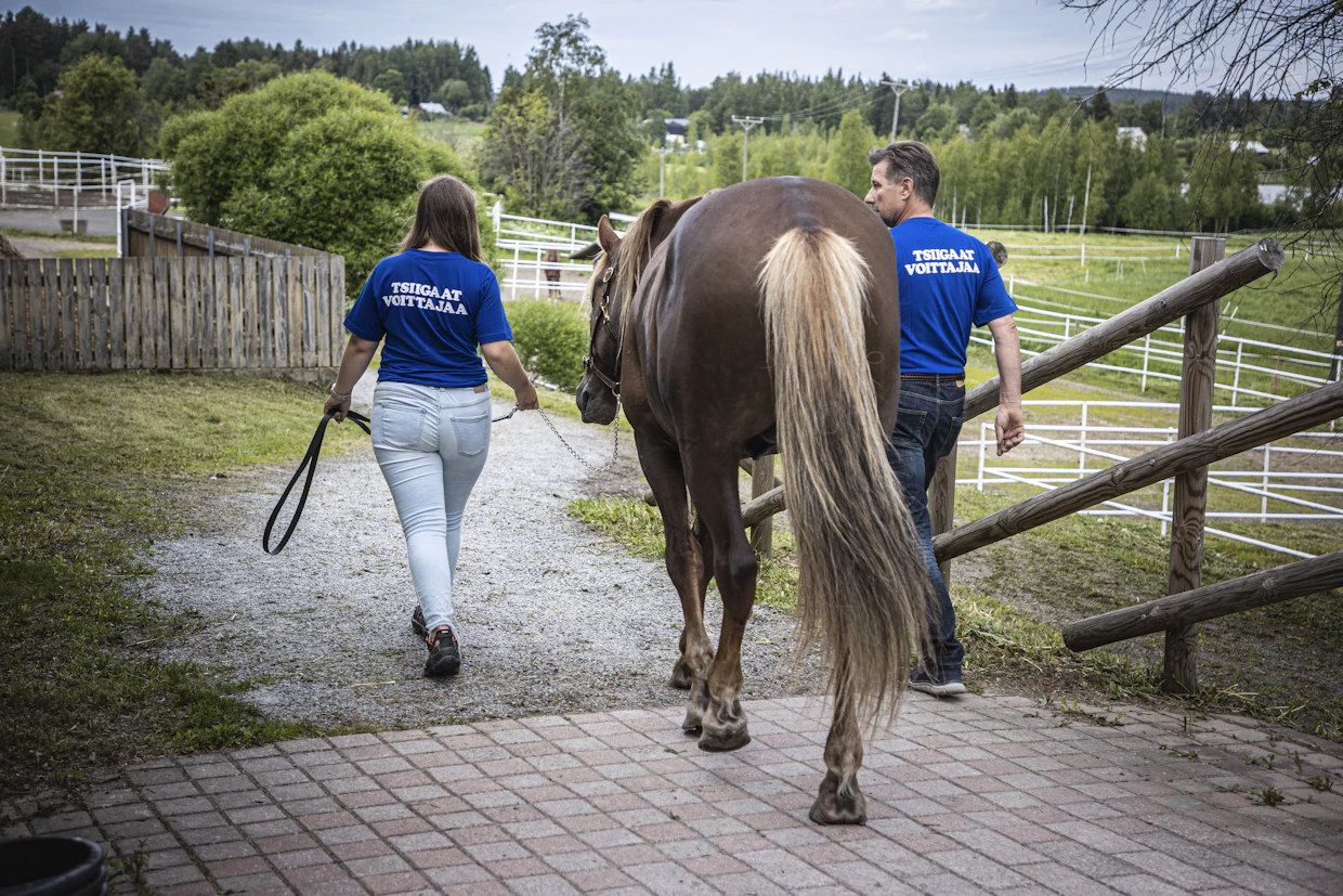 Retun lunkkia luonnetta kotioloissa kuvastaa se, että nyt 15-vuotias Emmi Laine on hoitanut oria varsasta asti.