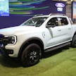 Uusi Ford Ranger PHEV oli yksi IAA-näyttelyn kiinnostavimmista kevyen pään uutuuksista. Tarkemmat tekniset tiedot ja hinnat julkaistaan lähempänä ensi vuoden lanseerausajankohtaa. Ulkoisesti suurin ero on vasemassa takakyljessä olevat lataus- ja polttoaineluukut sekä etulokasuojan PHEV-merkki.