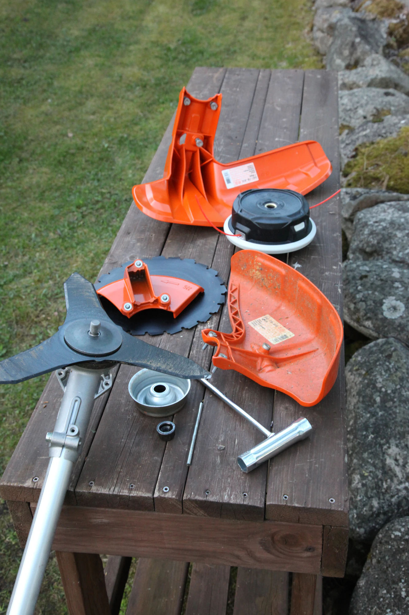 Monitoimiraivuri sisältää vesakko- eli kolmioterän, metsäterän ja siimapään sekä oman sektorisuojan jokaiseen. Vaihto on helppoa. Stihl FS 261 C-E.