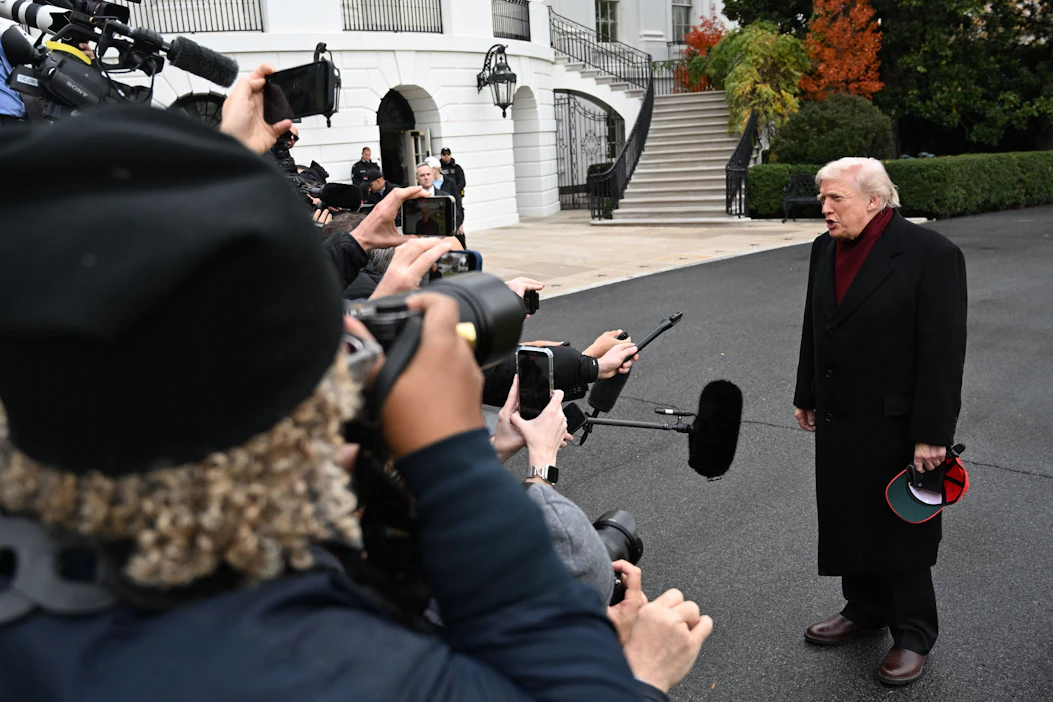 Presidentti Donald Trump vastasi lauantaina toimittajien kysymyksiin Valkoisen talon pihalla. LEHTIKUVA/AFP.