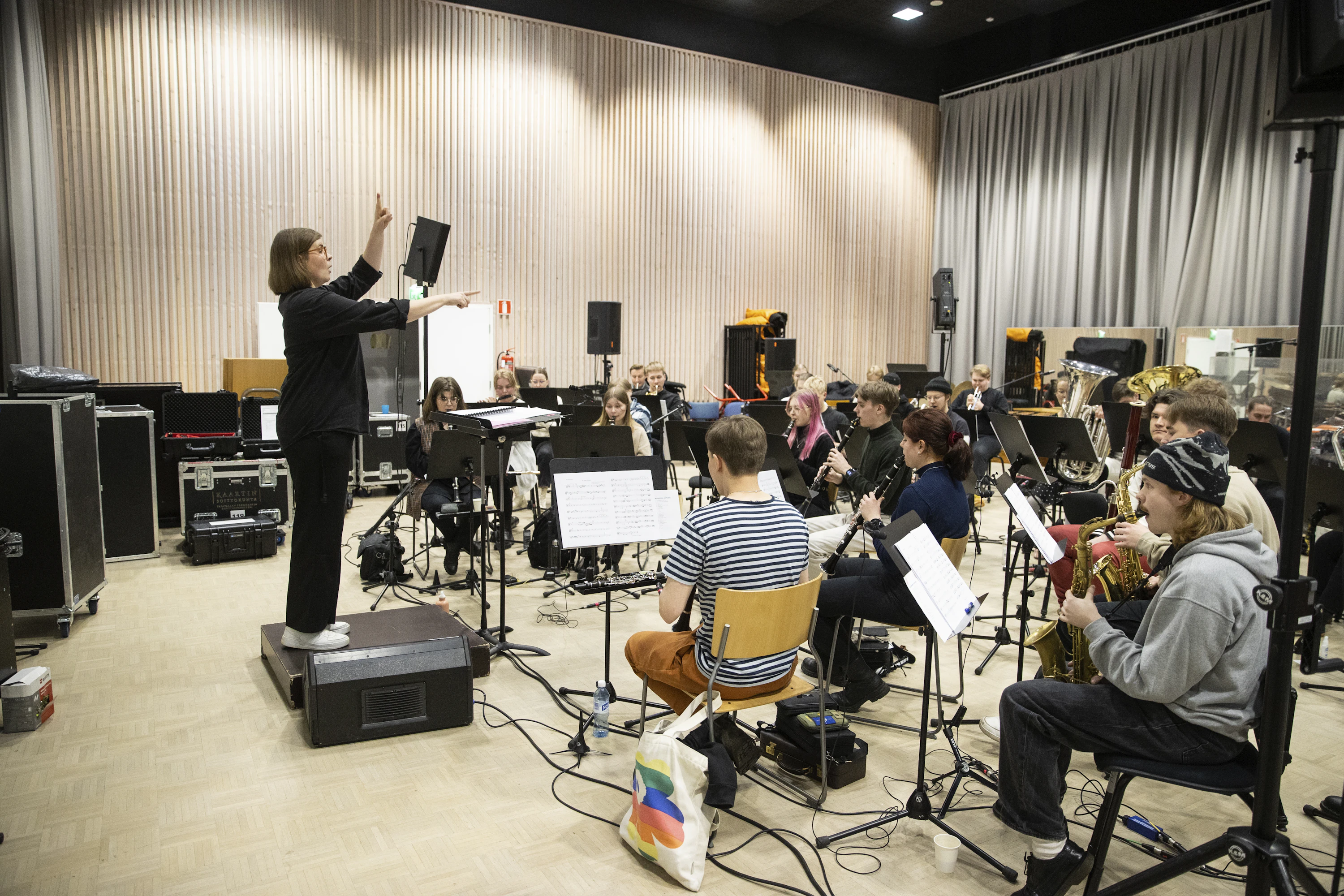 Soila Takanen johtamassa reserviläisyhdistyksen harjoituksia Panssariprikaatissa Hattulan Parolannummella. Orkesteri harjoitteli Disco Inferno -konserttia varten, joka pidettiin 19.1. Hämeenlinnassa.