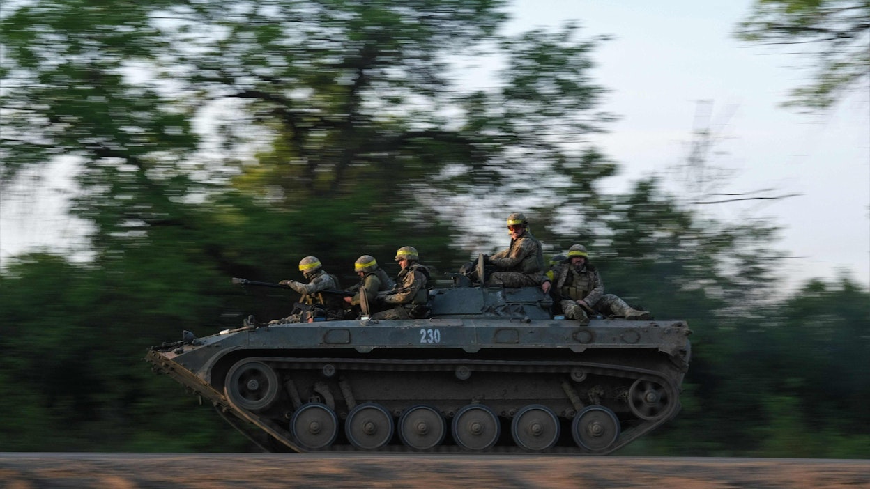 Britannian puolustusministeriön katsauksen mukaan venäläiskomentajat pyrkivät todennäköisesti täydentämään reservejään ja sijoittamaan joukkoja alueille, joille Ukrainan vastahyökkäyksen uskotaan kohdistuvan. Kuvassa ukrainalaissotilaita matkalla kohti Bahmutia 20. toukokuuta. LEHTIKUVA/AFP. 