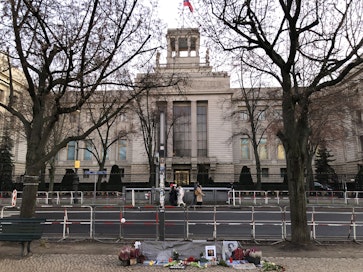 Unfamiliar-sarjassa on esillä myös Venäjän suurlähetystö Berliinissä. Kuva on viime vuodelta.