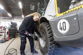 Johanna Rantala asensi lokakuussa pientraktoriin nastarengassa.