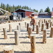 Jätkä-Juhon 16-vuotias yrittäjä Juho Kemppainen aloitti jätkänkynttilöiden sahauksen myyntiin jo 11-vuotiaana.