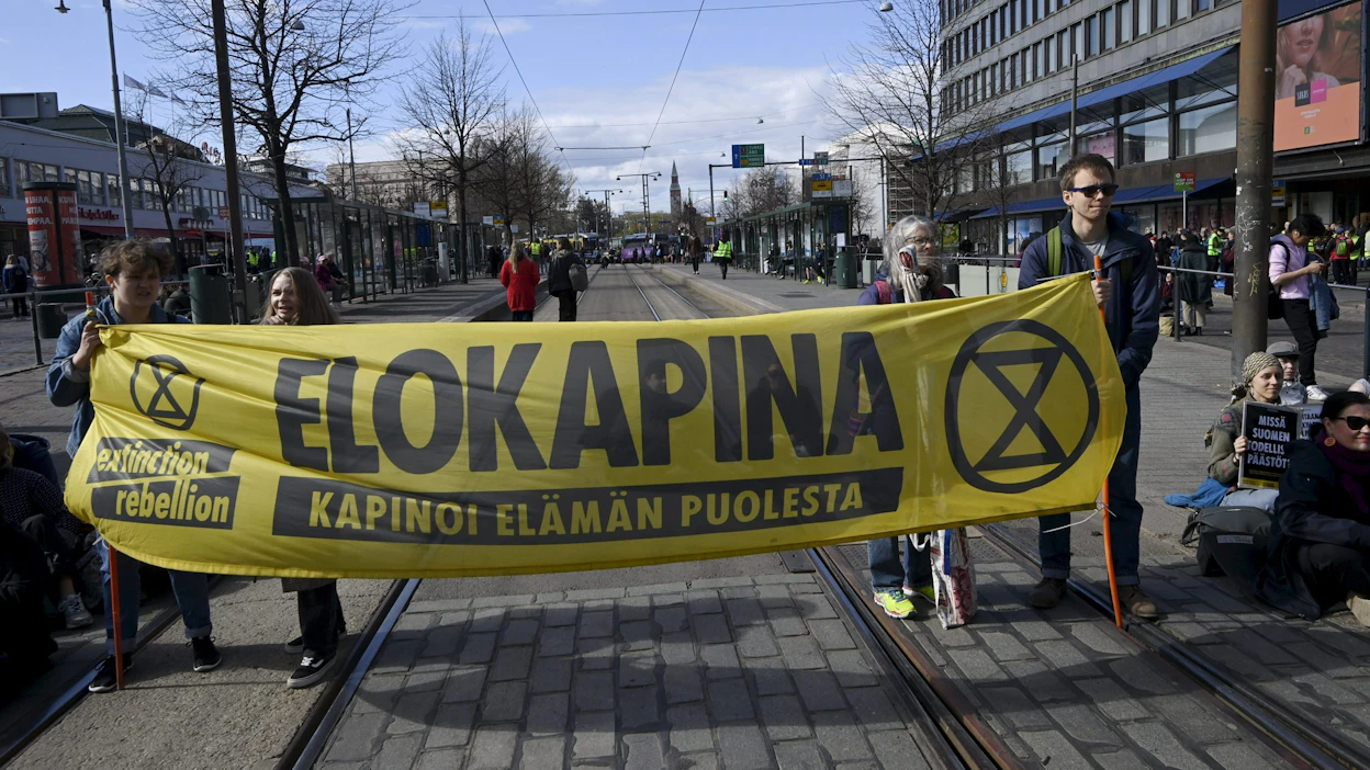 Hitaat marssit ovat osa Elokapinan syksyn Metsäkapina-kampanjaa. Toukokuussa 2022 Elokapinalla oli mielenosoitus Helsingin Mannerheimintiellä. LEHTIKUVA / Markku Ulander.