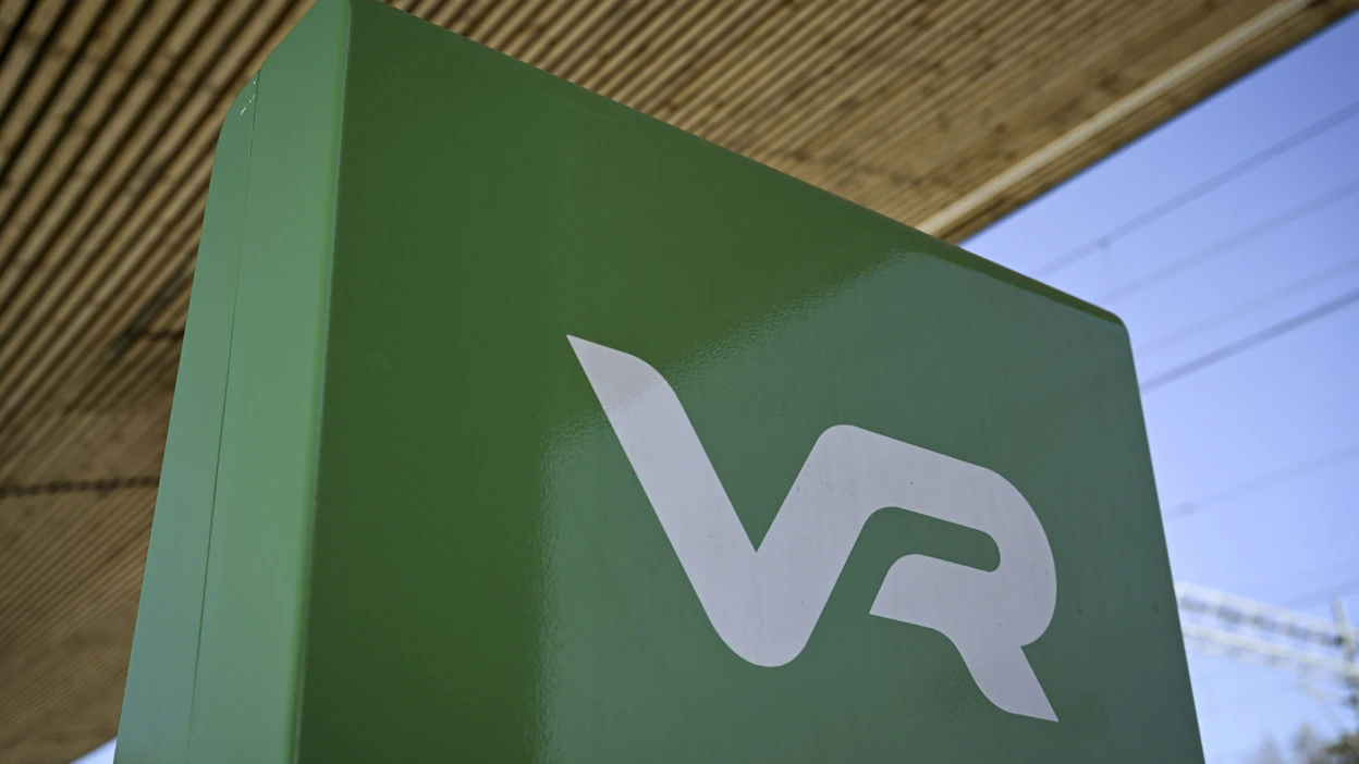 Matkustajat ovat oikeutettuja korvauksiin, kun junavuoro viivästyy vähintään 60 minuuttia. Korvauksia voi hakea VR:n verkkosivujen kautta.