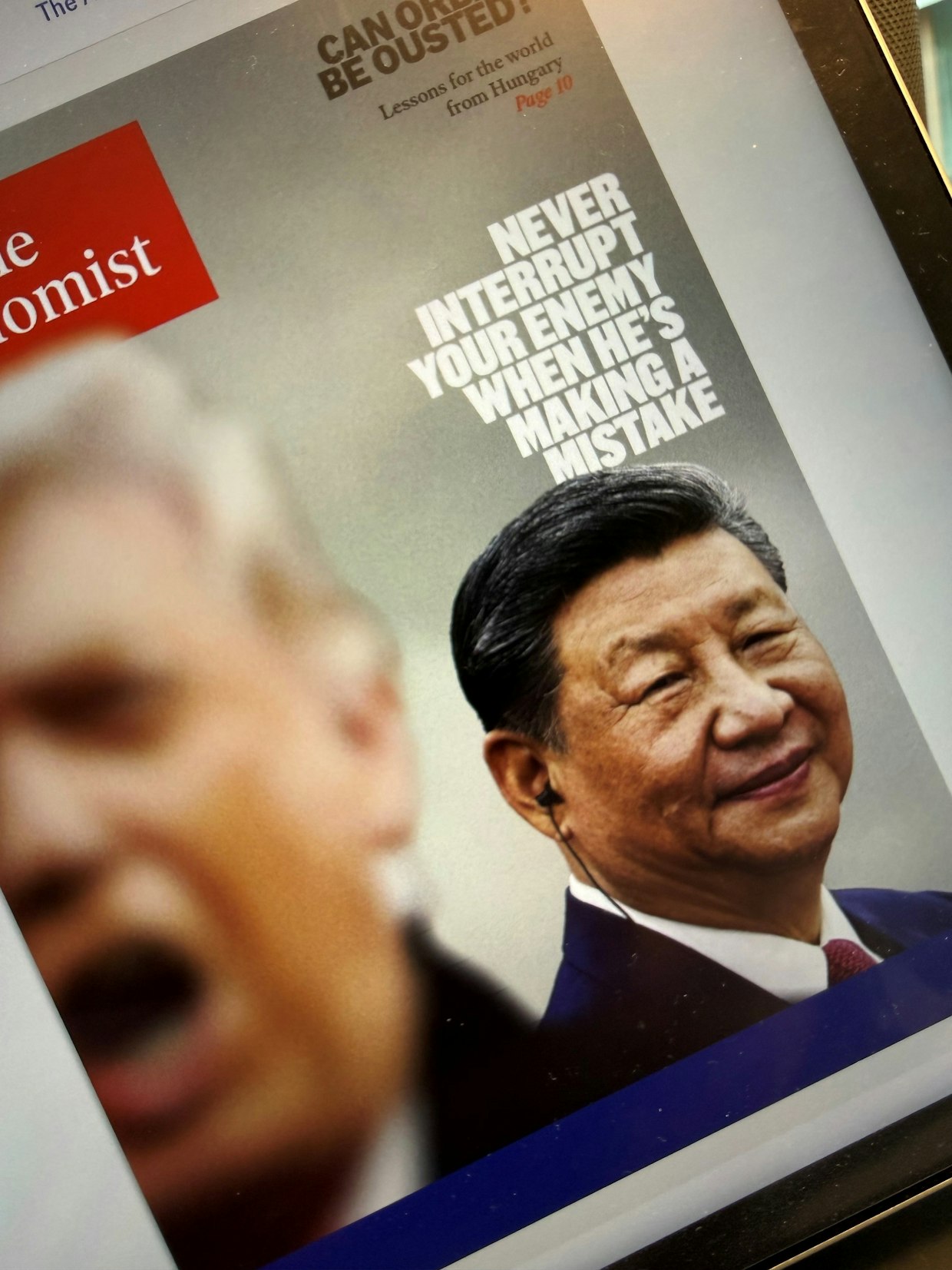 Brittiläisen The Economist-viikkolehden kansi kuvattuna tabletilta. Kuvassa Kiinan johtaja Xi Jinping ja Donald Trump