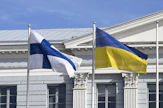 Suomen ja Ukrainan liput Presidentinlinnan edustalla Helsingissä. Presidentti Niinistö tapaa tänään Ukrainan presidentti Volodymyr Zelenskyin ja Pohjoismaiden pääministereitä Presidentinlinnassa. LEHTIKUVA / JUSSI NUKARI.
