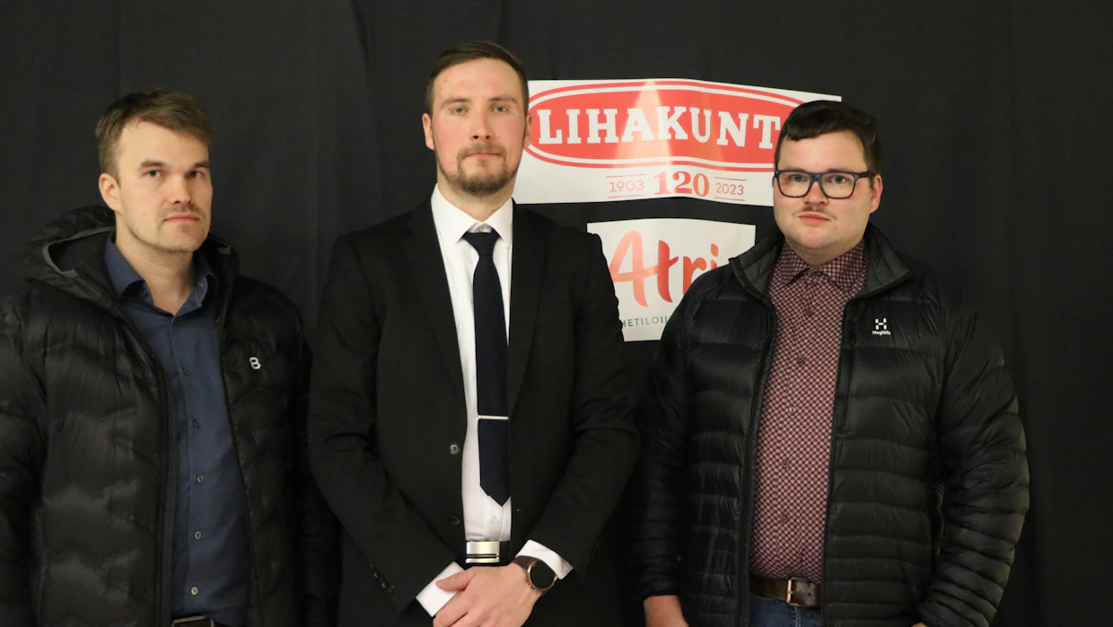 Maidon- ja naudanlihan tuottajat Mikko Nykänen Rantasalmelta (vas.), Henri Makkonen Rääkkylästä ja Mikko Toivanen Juankoskelta uskovat maatalouteen ja oman hyvän tekemisen voimaan. Kuva on otettu Lihakunnan 120-vuotisjuhlan yhteydessä Siilinjärvellä.