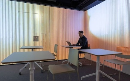 Puuta jäljittelevät virtuaaliset seinäpinnat tuottavat hyvin samankaltaisia hyvinvointivaikutuksia kuin aidot puupinnat.