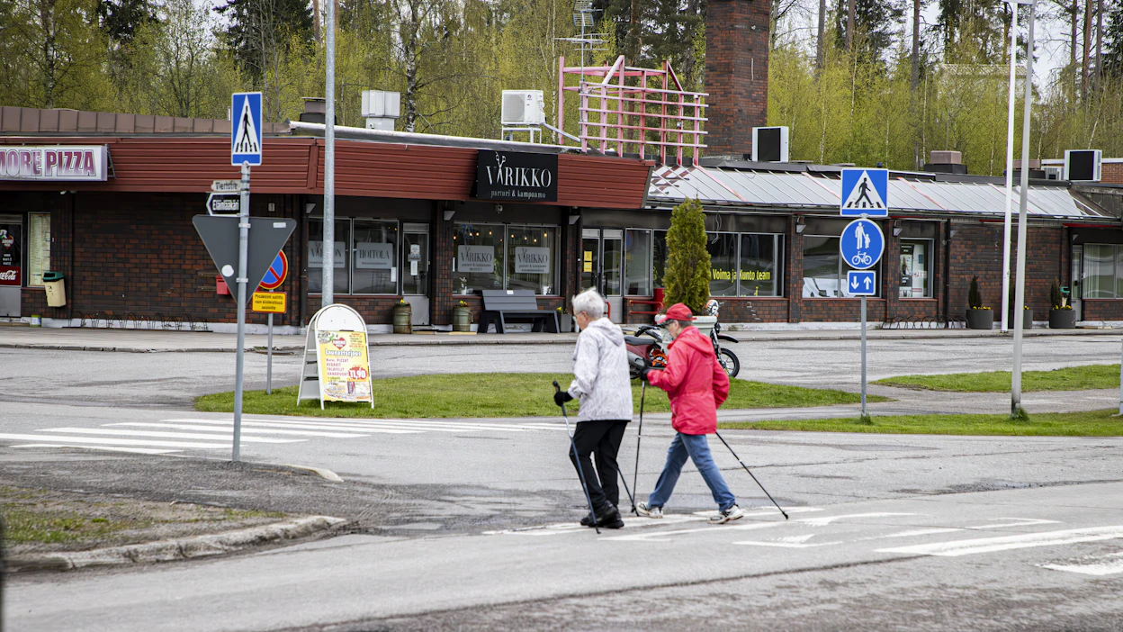 Maalla paikallaanolo on vähäisempää, mutta kevyttä liikuntaa on paljon, tuore tutkimus kertoo. Kuva on Lopelta.