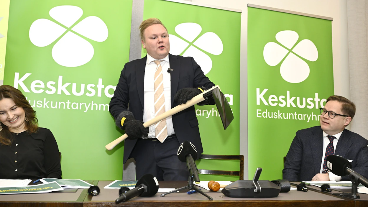 Eeva Kalli, Antti Kurvinen ja Markus Lohi esittelivät keskustan vaihtoehdon tiistaina. LEHTIKUVA / Heikki Saukkomaa.