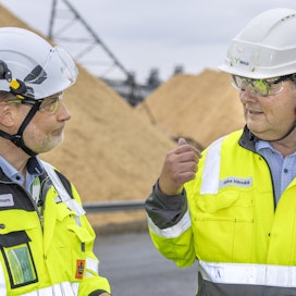 Metsä Spring Oy:n toimitusjohtaja Niklas von Weymarn (kuvassa vasemmalla) ja Metsä Groupin pääjohtaja Ilkka Hämälä uskovat kiertotalouden ratkaisuihin.