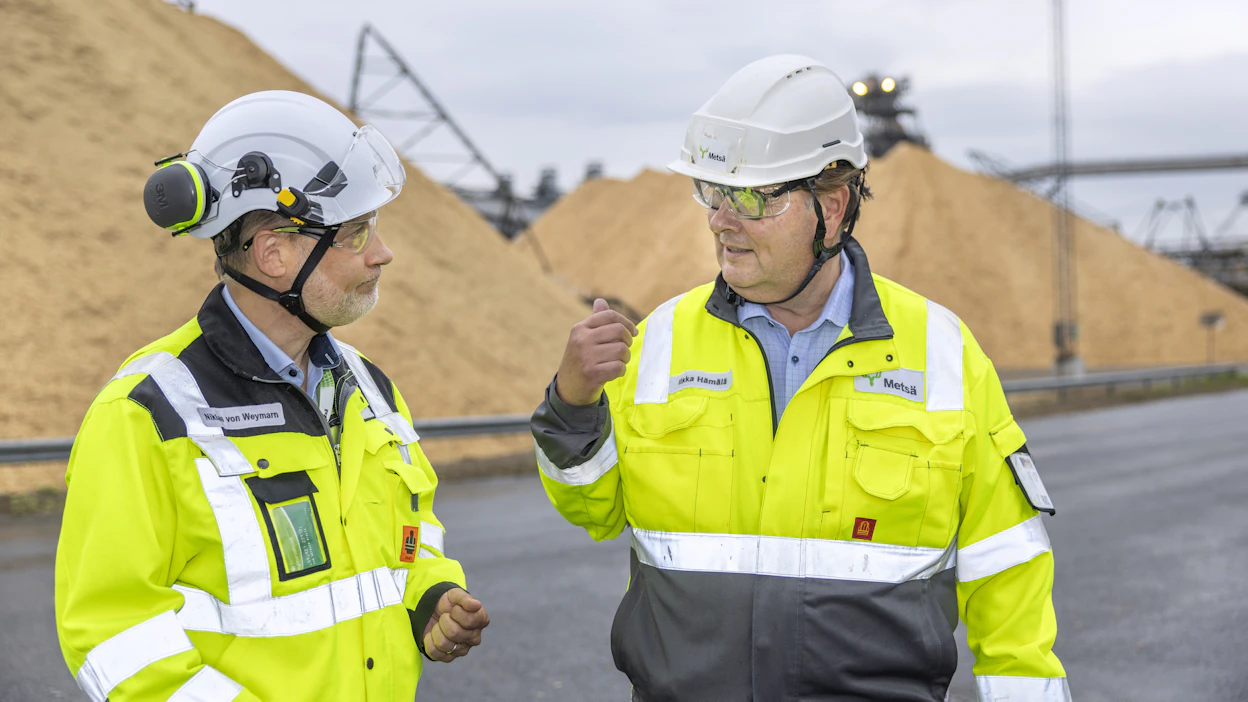 Metsä Spring Oy:n toimitusjohtaja Niklas von Weymarn (kuvassa vasemmalla) ja Metsä Groupin pääjohtaja Ilkka Hämälä uskovat kiertotalouden ratkaisuihin.