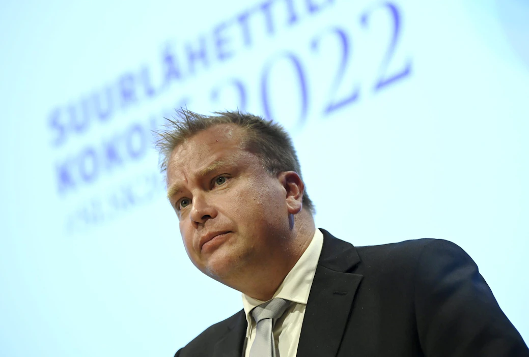 Puolustusministeri Antti Kaikkonen uskoo, että Suomen ja Ruotsin Nato-jäsenyyksien ratifiointivaiheen loppuunsaattaminen vienee vielä joitakin kuukausia. LEHTIKUVA / Markku Ulander.