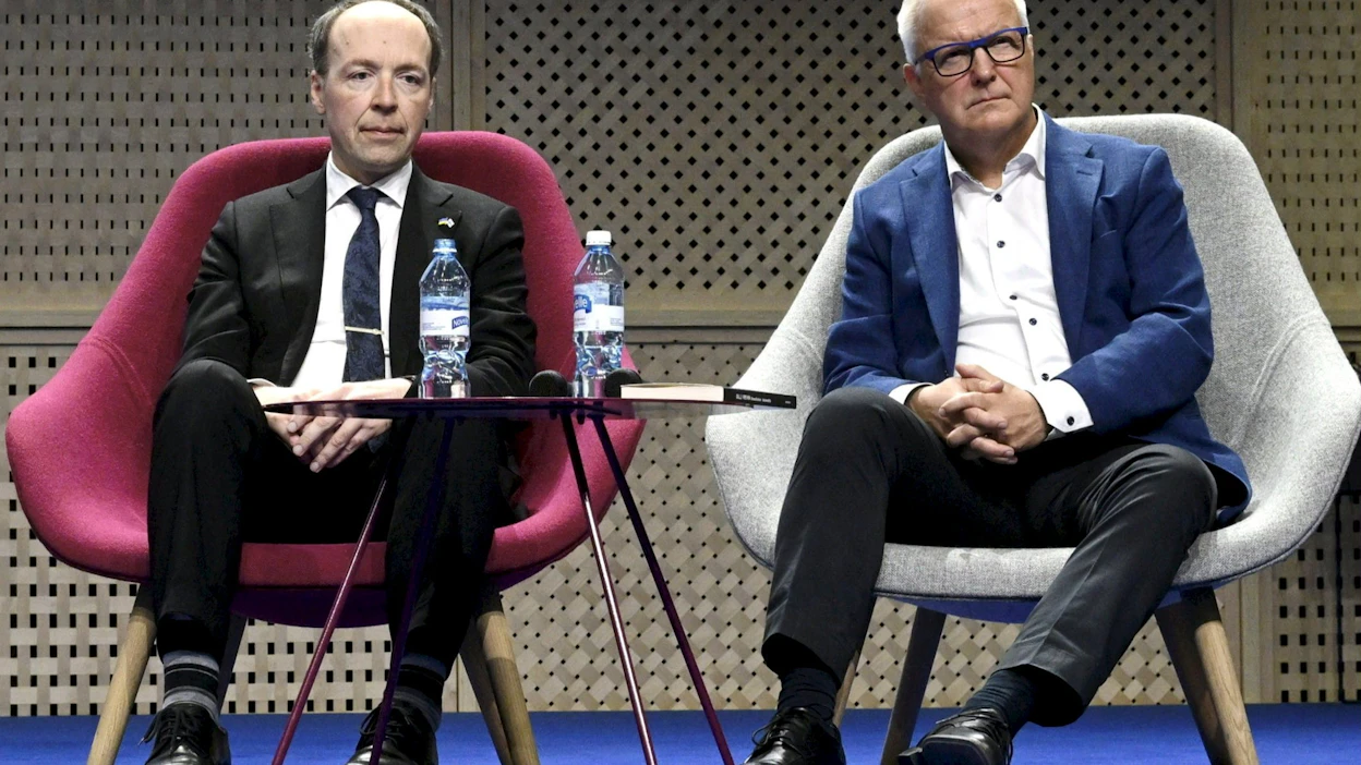 Jussi Halla-aho (vas.) ja Olli Rehn presidenttiehdokkaiden teemakeskustelussa Helsingissä 27. lokakuuta 2023. LEHTIKUVA / HEIKKI SAUKKOMAA.