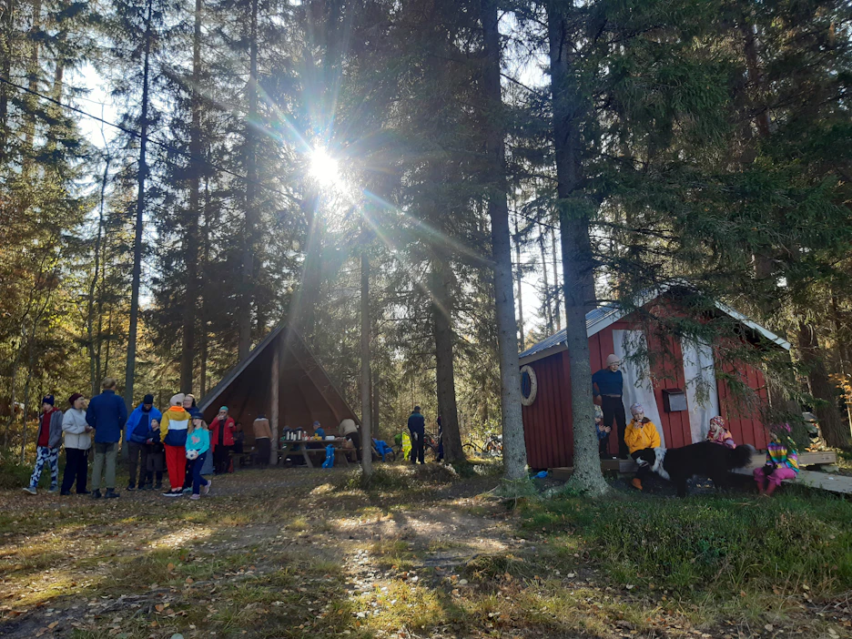 Toiminnassa oleva kyläkoulu ja alle kouluikäisten ryhmähoito ovat Suomen Kylät ry:n mukaan Vuoden Kyläksi 2023 valitun Koittilan kylän ehdottomia helmiä.