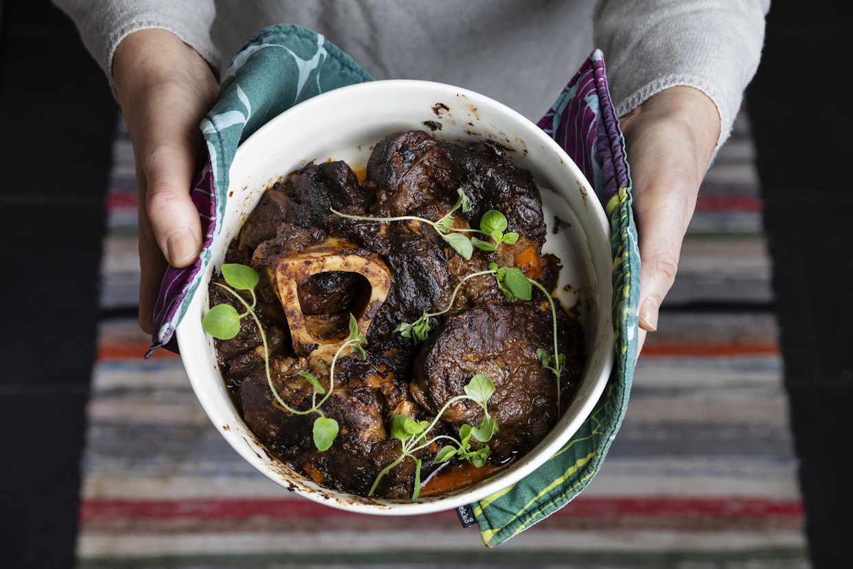 Osso bucco hautuu uunissa ihanan pehmeäksi.