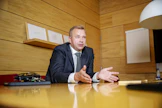 Keskustan puheenjohtaja Antti Kaikkonen haluaa siirtää valtaa maakuntiin muun muassa lakkauttamalla nykyiset ministeriöt.