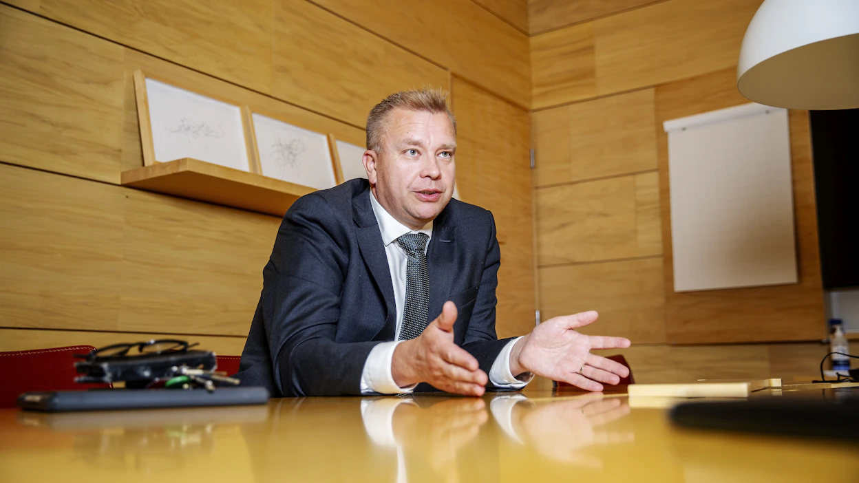 Keskustan puheenjohtaja Antti Kaikkonen haluaa siirtää valtaa maakuntiin muun muassa lakkauttamalla nykyiset ministeriöt.
