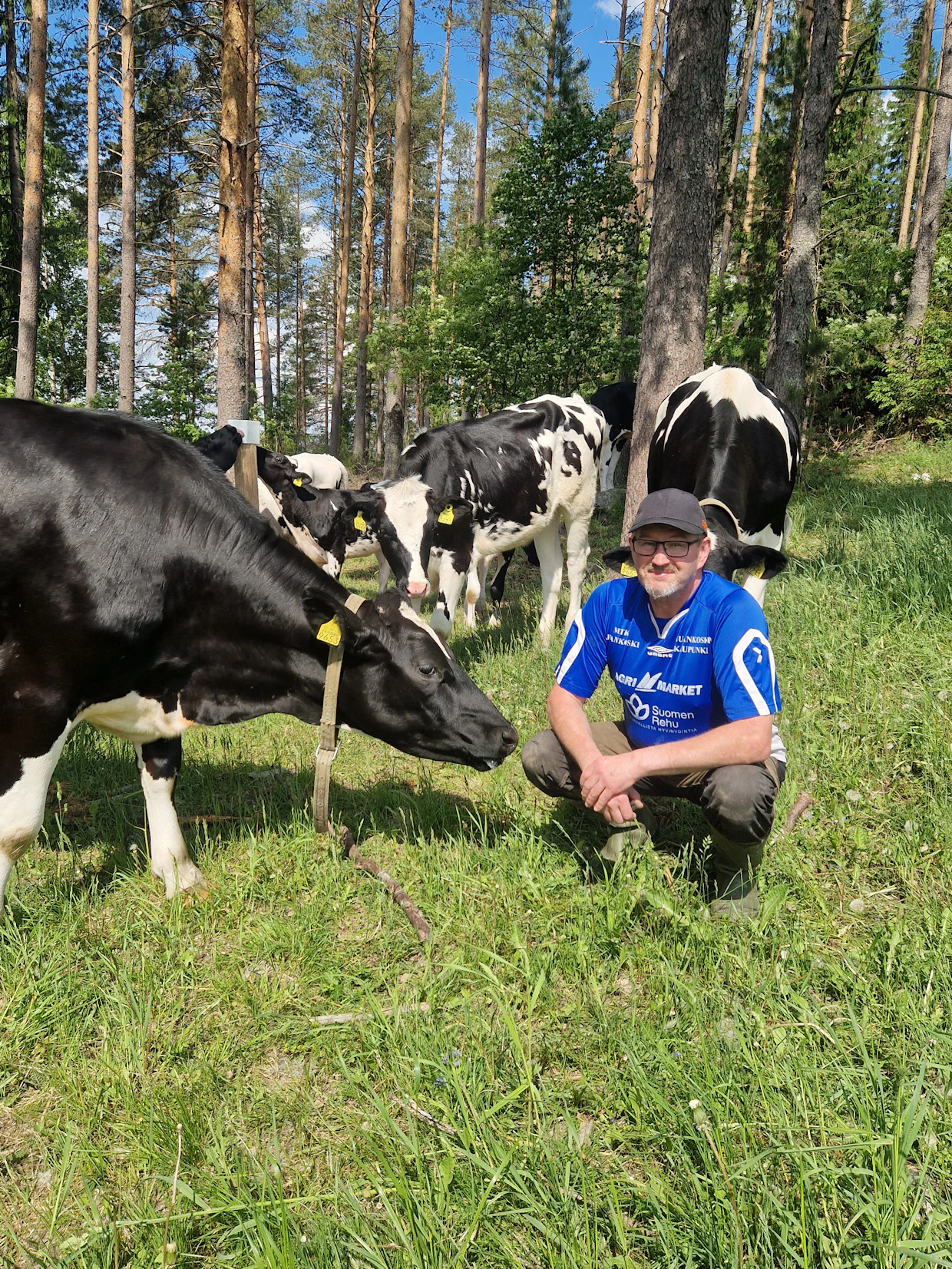 Vanhaisäntä Pekka Pehkosen päivittäisiin tehtäviin kuuluu tarkastusmatka laidunmaille.