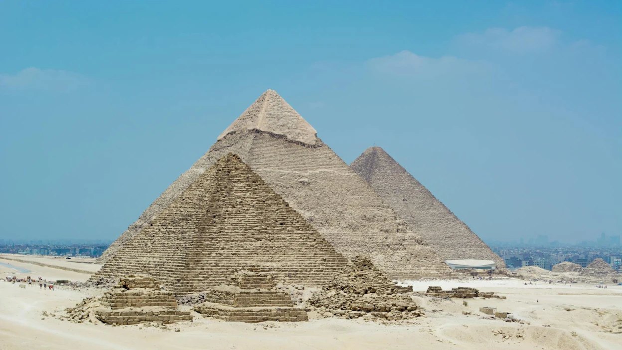 Gizan pyramidit rakennettiin noin 2 500 eaa. Kairon eteläpuolelle Egyptiin. Niiden rakentamisen aikaan ja sen jälkeenkin maailmassa tallusteli mammutteja.