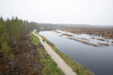 Ensimmäinen väitöskirja keskittyy turvemaiden käsittelyn ja erityisesti soiden ennallistamisen vaikutuksiin vesikemiassa ja eliöstössä. 