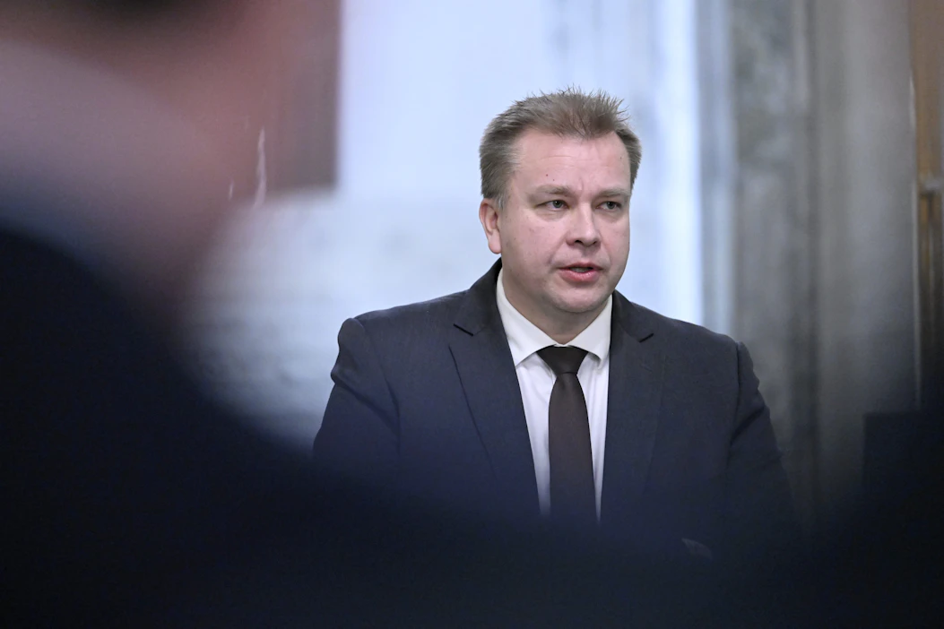 Keskustan puheenjohtaja Antti Kaikkonen ei sulje pois kuntaverojen korotuksia. LEHTIKUVA / HEIKKI SAUKKOMAA.