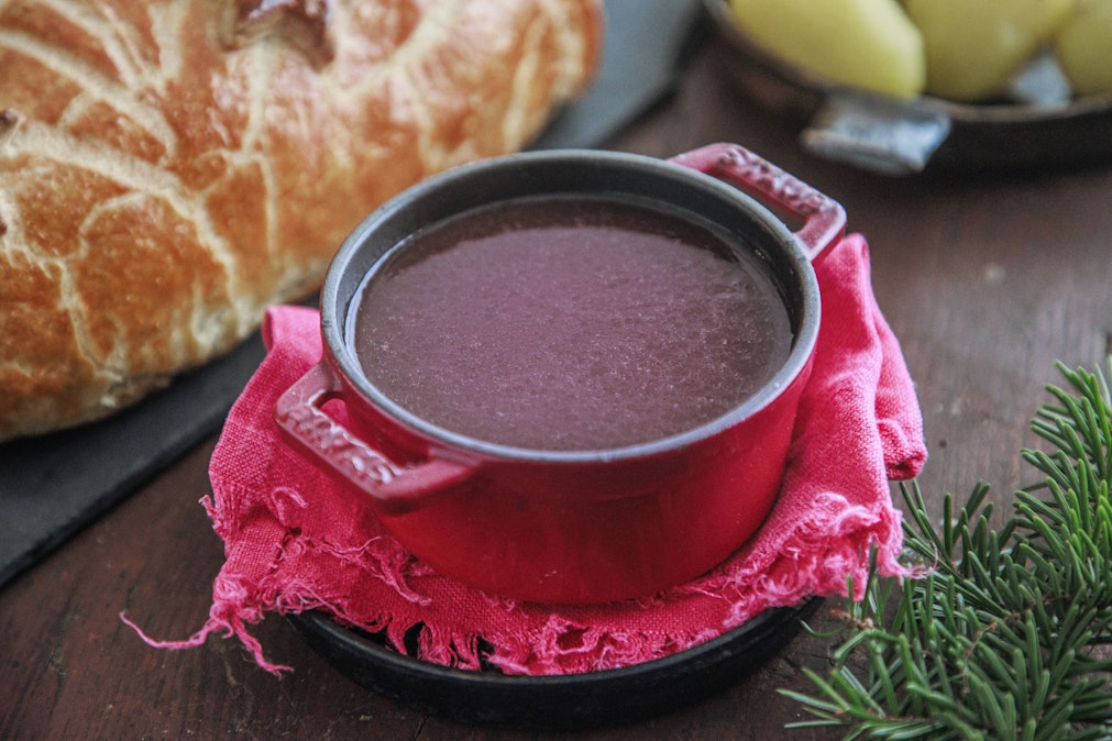 Punaviinikastike on klassikko, joka kruunaa liharuoat. Helppo kastike poreilee valmiiksi lähes itsestään.