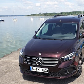 Mercedes-Benzin uusi T-sarjan auto soveltuu esimerkiksi lapsiperheille. Auto on kuvattu Ammerjärven edustalla Baijerissa Etelä-Saksassa toukokuussa.