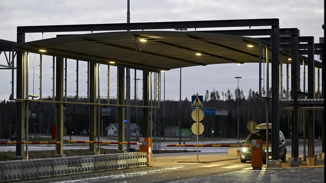 Kuva Nuijamaan rajanylityspaikalta varhain torstaiaamuna. Venäjältä saapuneet matkustajat kertoivat STT:lle, ettei Venäjän puolella näkynyt ihmisiä, jotka olisivat ylittämässä rajaa polkupyörillä. LEHTIKUVA / Vesa Moilanen.