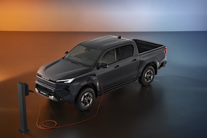 Yhdeksännen sukupolven Toyota Hilux tulee markkinoille täyssähköisenä sekä 48 V kevythybridivoimalinjalla varustettuna. Peli avataan täyssähköversiolla, jonka tilauskirjat ovat auki.
 