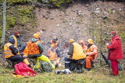 Mökkiläisellä on monia hyviä syitä osallistua mökkipaikkakunnan hirvijahtiin. Kuvituskuva.