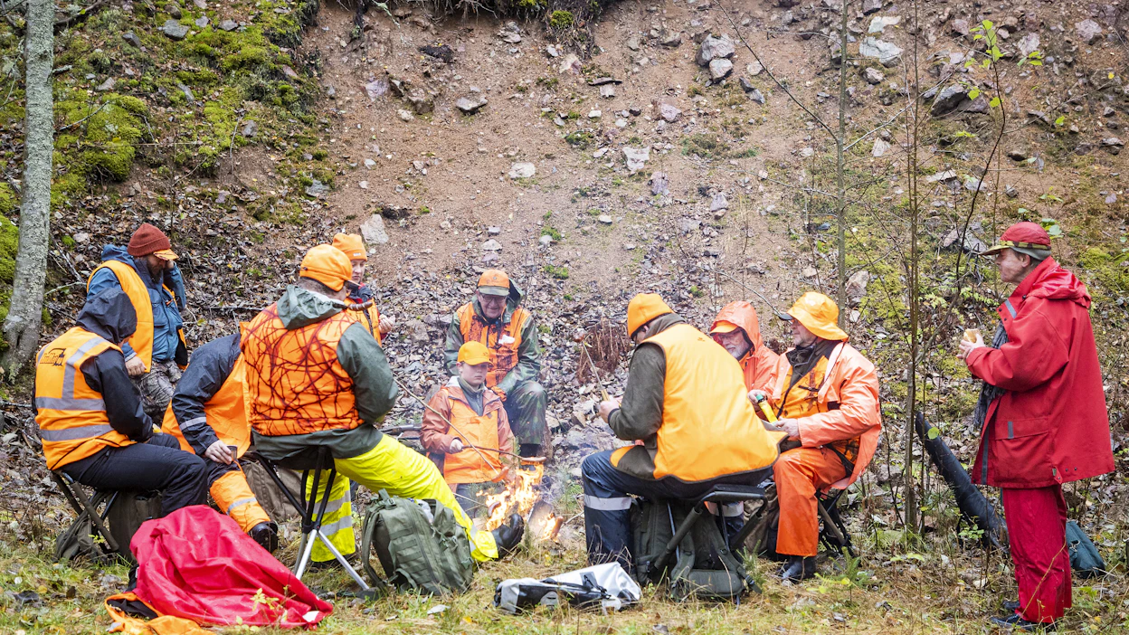 Mökkiläisellä on monia hyviä syitä osallistua mökkipaikkakunnan hirvijahtiin. Kuvituskuva.