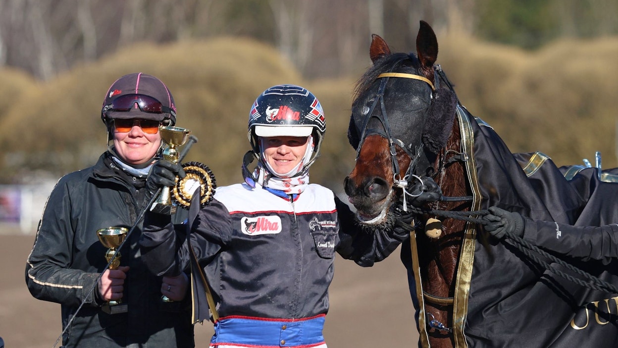 Päivi Pihlgrenillä ja Kenneth Danielsenilla oli hymy herkässä Hot Packagen Uudenmaan upein-titteliä juhlittaessa.