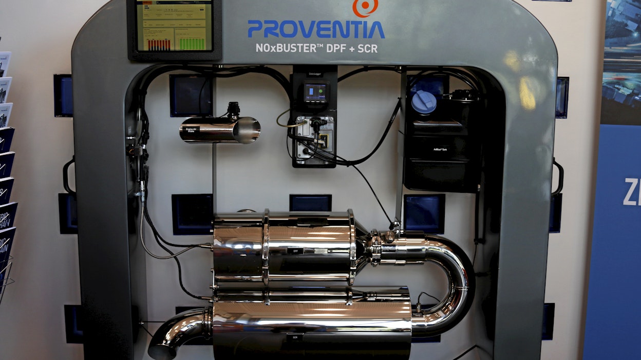 Suurkaupungin bussien jälkiasennusjärjestelmän komponentit näyttelytelineessä. Kyseinen malli on Volvon B12-alustan pakokaasujen jälkikäsittelyjärjestelmä.